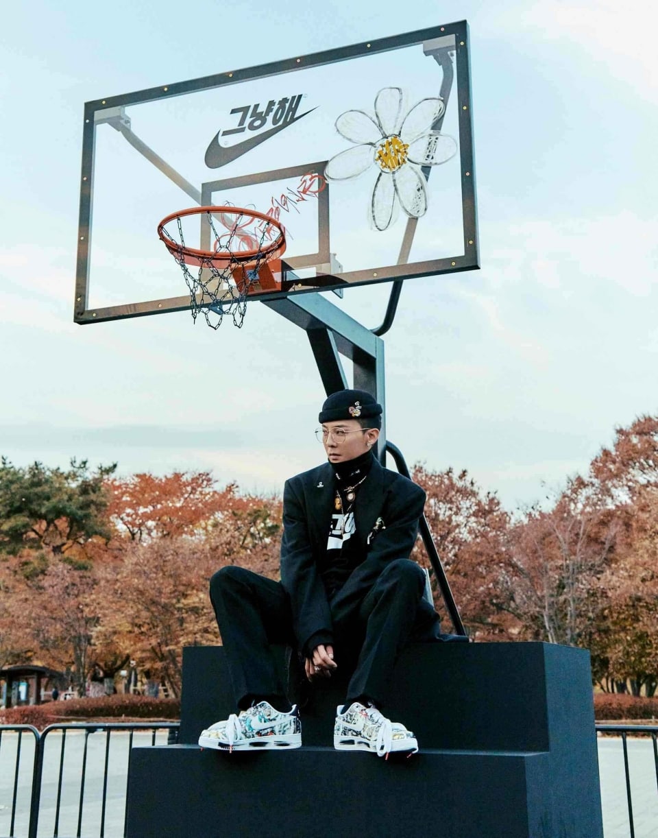 g-dragon di karya seni bertemakan para-noise di sebuah lapangan basket di seoul